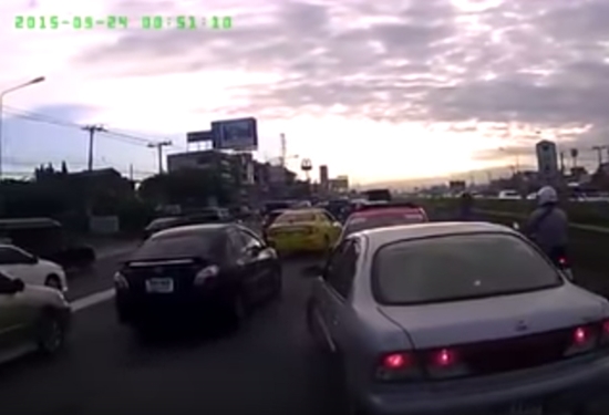 แท็กซี่แซงปาดหน้า ก่อนลงมาหาเรื่องคู่กรณี แต่งานนี้เจอคนจริง ! แท็กซี่แซงปาดหน้า ก่อนลงมาหาเรื่องคู่กรณี แต่งานนี้เจอคนจริง !