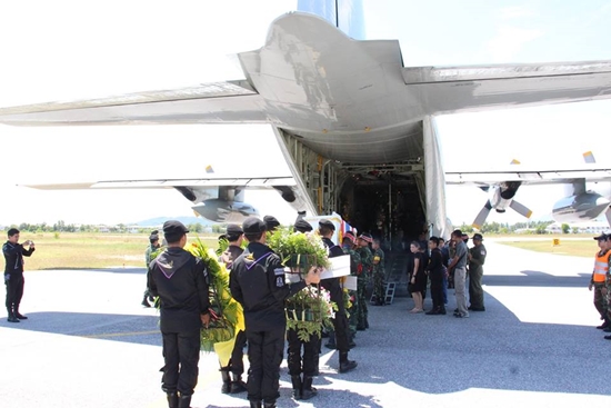 ญาติร่ำไห้ รับศพทหารใต้ตายในหน้าที่ เผยยังไม่ทันบวชตามสัญญา ญาติร่ำไห้ รับศพทหารใต้ตายในหน้าที่ เผยยังไม่ทันบวชตามสัญญา