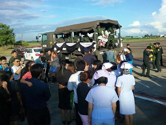 ญาติร่ำไห้ รับศพทหารใต้ตายในหน้าที่ เผยยังไม่ทันบวชตามสัญญา ญาติร่ำไห้ รับศพทหารใต้ตายในหน้าที่ เผยยังไม่ทันบวชตามสัญญา