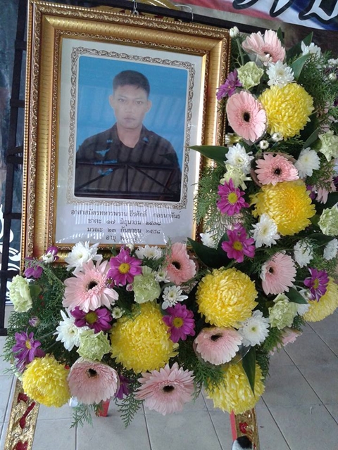 ญาติร่ำไห้ รับศพทหารใต้ตายในหน้าที่ เผยยังไม่ทันบวชตามสัญญา ญาติร่ำไห้ รับศพทหารใต้ตายในหน้าที่ เผยยังไม่ทันบวชตามสัญญา