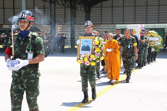 ญาติร่ำไห้ รับศพทหารใต้ตายในหน้าที่ เผยยังไม่ทันบวชตามสัญญา ญาติร่ำไห้ รับศพทหารใต้ตายในหน้าที่ เผยยังไม่ทันบวชตามสัญญา