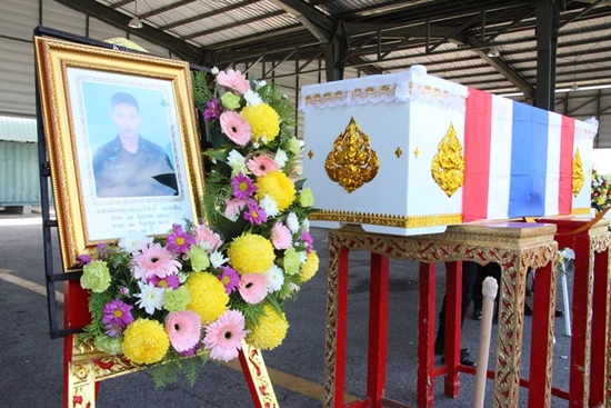 ญาติร่ำไห้ รับศพทหารใต้ตายในหน้าที่ เผยยังไม่ทันบวชตามสัญญา ญาติร่ำไห้ รับศพทหารใต้ตายในหน้าที่ เผยยังไม่ทันบวชตามสัญญา