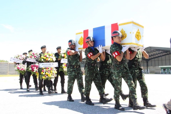 ญาติร่ำไห้ รับศพทหารใต้ตายในหน้าที่ เผยยังไม่ทันบวชตามสัญญา ญาติร่ำไห้ รับศพทหารใต้ตายในหน้าที่ เผยยังไม่ทันบวชตามสัญญา