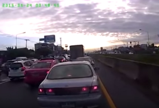 แท็กซี่แซงปาดหน้า ก่อนลงมาหาเรื่องคู่กรณี แต่งานนี้เจอคนจริง ! แท็กซี่แซงปาดหน้า ก่อนลงมาหาเรื่องคู่กรณี แต่งานนี้เจอคนจริง !