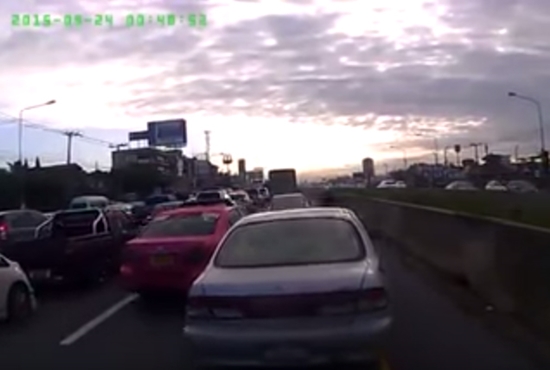 แท็กซี่แซงปาดหน้า ก่อนลงมาหาเรื่องคู่กรณี แต่งานนี้เจอคนจริง ! แท็กซี่แซงปาดหน้า ก่อนลงมาหาเรื่องคู่กรณี แต่งานนี้เจอคนจริง !