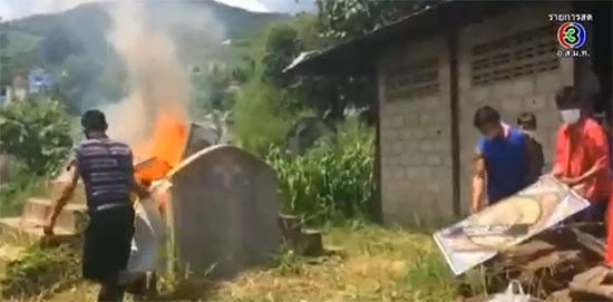 ญาติเศร้า ! ร่วมพิธีเผาศพ 5 เด็กเหยื่อหนุ่มคลั่ง แยกเผา 2 ป่าช้า ญาติเศร้า ! ร่วมพิธีเผาศพ 5 เด็กเหยื่อหนุ่มคลั่ง แยกเผา 2 ป่าช้า