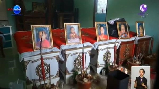 ญาติเศร้า ! ร่วมพิธีเผาศพ 5 เด็กเหยื่อหนุ่มคลั่ง แยกเผา 2 ป่าช้า ญาติเศร้า ! ร่วมพิธีเผาศพ 5 เด็กเหยื่อหนุ่มคลั่ง แยกเผา 2 ป่าช้า