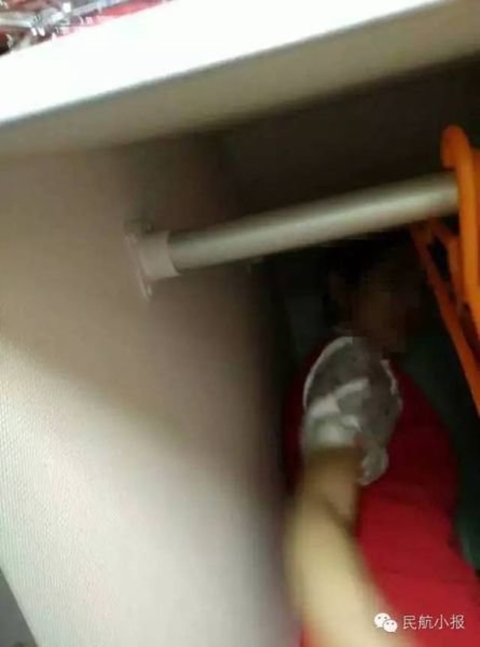 ว่อนเน็ต แอร์โฮสเตสนอนในช่องเก็บสัมภาระ อ้างเป็นการรับน้อง ว่อนเน็ต แอร์โฮสเตสนอนในช่องเก็บสัมภาระ อ้างเป็นการรับน้อง