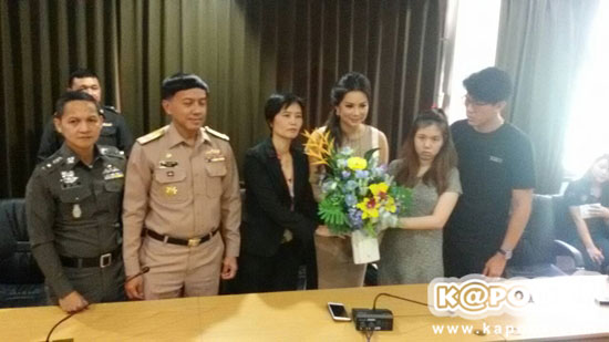 จบสวย เจ้าของเบนซ์และสามี เตรียมนำช่อดอกไม้ขอโทษคู่กรณี จบสวย เจ้าของเบนซ์และสามี เตรียมนำช่อดอกไม้ขอโทษคู่กรณี