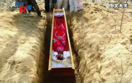 ตำรวจจับแก๊งขุดศพสาวขึ้นจากหลุม เอาไปแต่งงานเป็น ตำรวจจับแก๊งขุดศพสาวขึ้นจากหลุม เอาไปแต่งงานเป็น