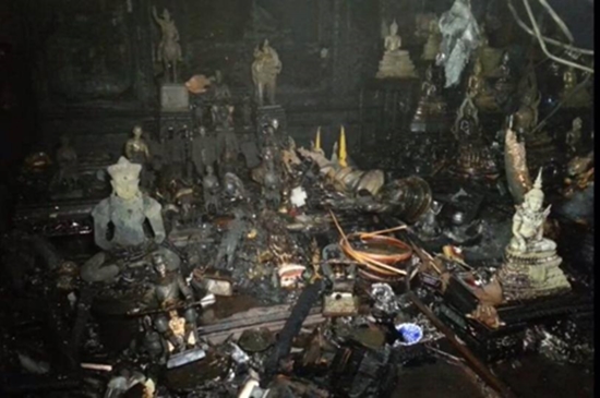 ไฟไหม้บ้าน ชวลิต ยงใจยุทธ กลางดึก ต้นเพลิงลามจากห้องพระ ไฟไหม้บ้าน ชวลิต ยงใจยุทธ กลางดึก ต้นเพลิงลามจากห้องพระ