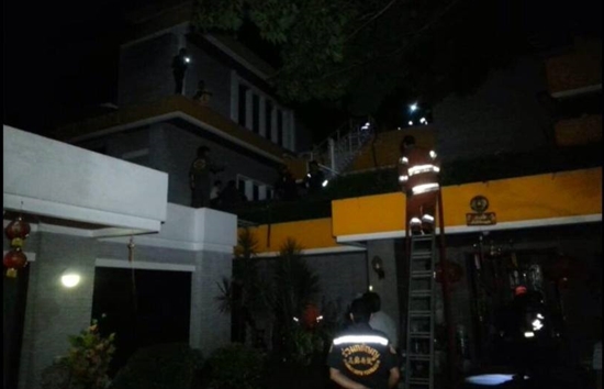 ไฟไหม้บ้าน ชวลิต ยงใจยุทธ กลางดึก ต้นเพลิงลามจากห้องพระ ไฟไหม้บ้าน ชวลิต ยงใจยุทธ กลางดึก ต้นเพลิงลามจากห้องพระ