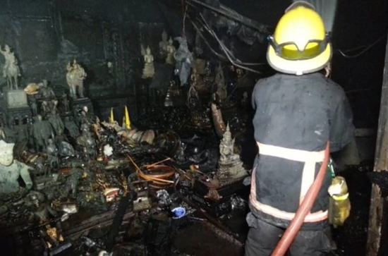 ไฟไหม้บ้าน ชวลิต ยงใจยุทธ กลางดึก ต้นเพลิงลามจากห้องพระ ไฟไหม้บ้าน ชวลิต ยงใจยุทธ กลางดึก ต้นเพลิงลามจากห้องพระ