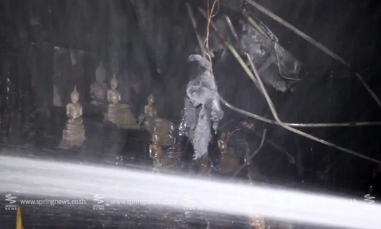 ไฟไหม้บ้าน ชวลิต ยงใจยุทธ กลางดึก ต้นเพลิงลามจากห้องพระ ไฟไหม้บ้าน ชวลิต ยงใจยุทธ กลางดึก ต้นเพลิงลามจากห้องพระ