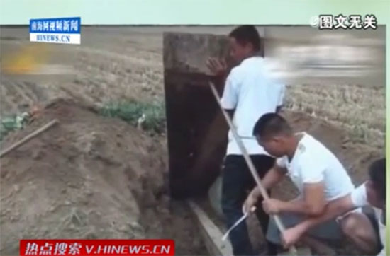 ตำรวจจับแก๊งขุดศพสาวขึ้นจากหลุม เอาไปแต่งงานเป็น ตำรวจจับแก๊งขุดศพสาวขึ้นจากหลุม เอาไปแต่งงานเป็น