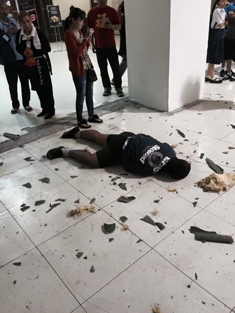 เด็ก ม.5 ปีนดาดฟ้าห้างดังศรีราชาถ่ายเซลฟี่ พลาดร่วงเจ็บสาหัส เด็ก ม.5 ปีนดาดฟ้าห้างดังศรีราชาถ่ายเซลฟี่ พลาดร่วงเจ็บสาหัส