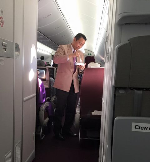 ประทับใจ...ต่างชาติโพสต์ชื่นชมสจ๊วตไทย ป้อนอาหารให้คนชราบนเครื่อง ประทับใจ...ต่างชาติโพสต์ชื่นชมสจ๊วตไทย ป้อนอาหารให้คนชราบนเครื่อง