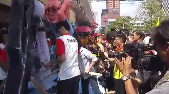 ทหาร คุมเข้มงานบอลจุฬาฯ-ธรรมศาสตร์ สั่งเลื่อยปืนออกจากหุ่นล้อการเมือง ทหาร คุมเข้มงานบอลจุฬาฯ-ธรรมศาสตร์ สั่งเลื่อยปืนออกจากหุ่นล้อการเมือง