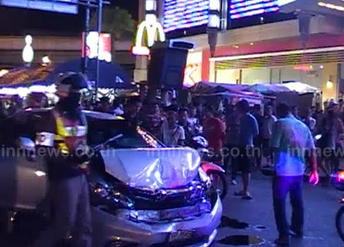 เก๋งพุ่งชนรถตู้โดยสารหน้าเมเจอร์ รังสิต เจ็บ 12 ราย เก๋งพุ่งชนรถตู้โดยสารหน้าเมเจอร์ รังสิต เจ็บ 12 ราย