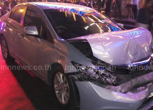 เก๋งพุ่งชนรถตู้โดยสารหน้าเมเจอร์ รังสิต เจ็บ 12 ราย เก๋งพุ่งชนรถตู้โดยสารหน้าเมเจอร์ รังสิต เจ็บ 12 ราย