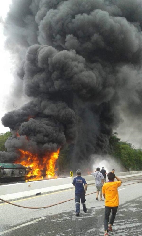 ระทึก ! รถบรรทุกน้ำมันพลิกคว่ำก่อนบึ้มไฟลุกถนนอุตรดิตถ์ ระทึก ! รถบรรทุกน้ำมันพลิกคว่ำก่อนบึ้มไฟลุกถนนอุตรดิตถ์