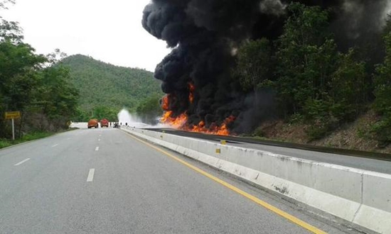 ระทึก ! รถบรรทุกน้ำมันพลิกคว่ำก่อนบึ้มไฟลุกถนนอุตรดิตถ์ ระทึก ! รถบรรทุกน้ำมันพลิกคว่ำก่อนบึ้มไฟลุกถนนอุตรดิตถ์