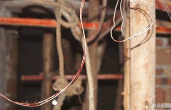 ตำรวจใจกล้า วิ่งเอาตัวเข้ารับหนุ่มกระโดดตึกตาย ทำหน้าที่สุดชีวิต (มีคลิป) ตำรวจใจกล้า วิ่งเอาตัวเข้ารับหนุ่มกระโดดตึกตาย ทำหน้าที่สุดชีวิต (มีคลิป)