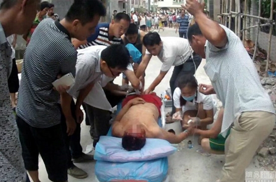 ตำรวจใจกล้า วิ่งเอาตัวเข้ารับหนุ่มกระโดดตึกตาย ทำหน้าที่สุดชีวิต (มีคลิป) ตำรวจใจกล้า วิ่งเอาตัวเข้ารับหนุ่มกระโดดตึกตาย ทำหน้าที่สุดชีวิต (มีคลิป)