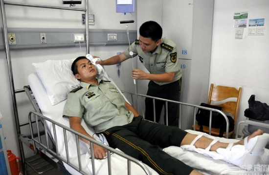 ตำรวจใจกล้า วิ่งเอาตัวเข้ารับหนุ่มกระโดดตึกตาย ทำหน้าที่สุดชีวิต (มีคลิป) ตำรวจใจกล้า วิ่งเอาตัวเข้ารับหนุ่มกระโดดตึกตาย ทำหน้าที่สุดชีวิต (มีคลิป)