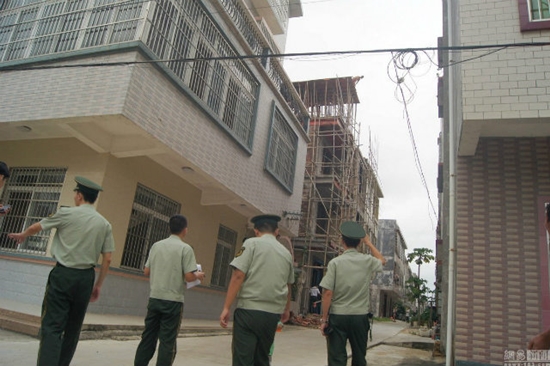 ตำรวจใจกล้า วิ่งเอาตัวเข้ารับหนุ่มกระโดดตึกตาย ทำหน้าที่สุดชีวิต (มีคลิป) ตำรวจใจกล้า วิ่งเอาตัวเข้ารับหนุ่มกระโดดตึกตาย ทำหน้าที่สุดชีวิต (มีคลิป)