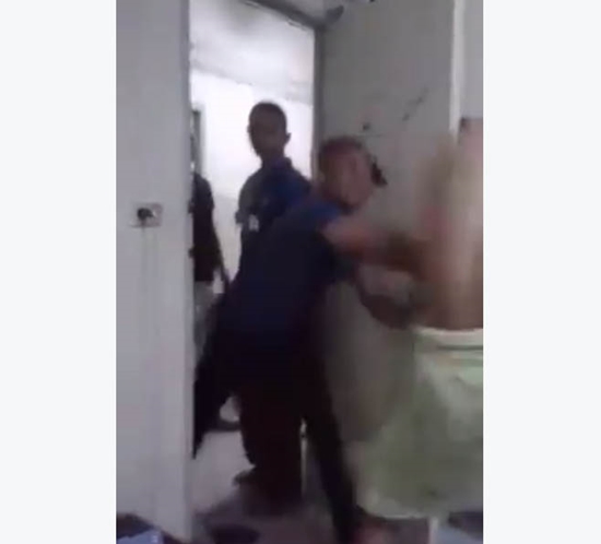 หนุ่มโดนทหารรุมต่อยถึงในห้อง หลังไปเตือนกินเหล้าเสียงดัง (มีคลิป) หนุ่มโดนทหารรุมต่อยถึงในห้อง หลังไปเตือนกินเหล้าเสียงดัง (มีคลิป)