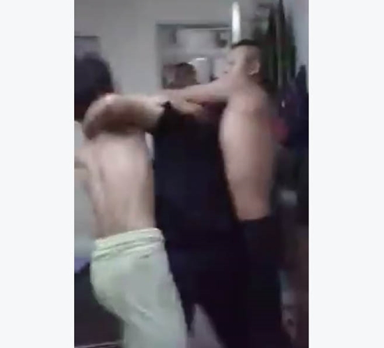 หนุ่มโดนทหารรุมต่อยถึงในห้อง หลังไปเตือนกินเหล้าเสียงดัง (มีคลิป) หนุ่มโดนทหารรุมต่อยถึงในห้อง หลังไปเตือนกินเหล้าเสียงดัง (มีคลิป)