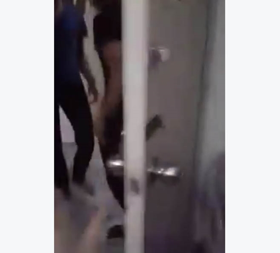 หนุ่มโดนทหารรุมต่อยถึงในห้อง หลังไปเตือนกินเหล้าเสียงดัง (มีคลิป) หนุ่มโดนทหารรุมต่อยถึงในห้อง หลังไปเตือนกินเหล้าเสียงดัง (มีคลิป)