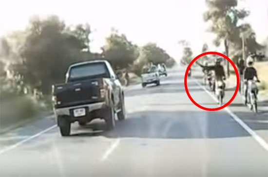 หนุ่มโพสต์ประจานโดนมอเตอร์ไซค์ชูนิ้วกลางใส่ แต่ชาวเน็ตสวดยับ แฉตัวเองซะงั้น !! หนุ่มโพสต์ประจานโดนมอเตอร์ไซค์ชูนิ้วกลางใส่ แต่ชาวเน็ตสวดยับ แฉตัวเองซะงั้น !!