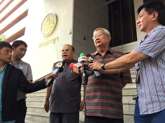 พิพากษายืน จำคุก 1 ปี ปรับ 1 แสน คดีปราโมทย์ นาครทรรพ หมิ่นทักษิณ พิพากษายืน จำคุก 1 ปี ปรับ 1 แสน คดีปราโมทย์ นาครทรรพ หมิ่นทักษิณ