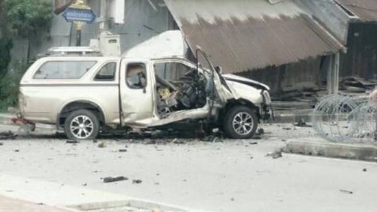 คาร์บอมป่วนใต้ ระเบิดรถ อส. หน้าตลาดน้ำตากใบ ดับ 1 ศพ คาร์บอมป่วนใต้ ระเบิดรถ อส. หน้าตลาดน้ำตากใบ ดับ 1 ศพ