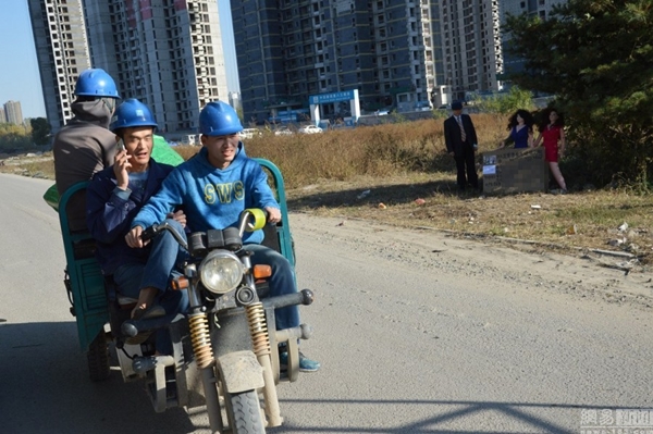คุณยายสู้ชีวิต ลงทุนแต่งเป็นผู้ชาย-ขายตุ๊กตายาง หาเงินรักษาหลานป่วยลูคีเมีย คุณยายสู้ชีวิต ลงทุนแต่งเป็นผู้ชาย-ขายตุ๊กตายาง หาเงินรักษาหลานป่วยลูคีเมีย