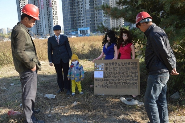 คุณยายสู้ชีวิต ลงทุนแต่งเป็นผู้ชาย-ขายตุ๊กตายาง หาเงินรักษาหลานป่วยลูคีเมีย คุณยายสู้ชีวิต ลงทุนแต่งเป็นผู้ชาย-ขายตุ๊กตายาง หาเงินรักษาหลานป่วยลูคีเมีย