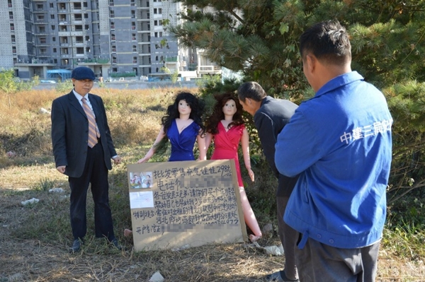 คุณยายสู้ชีวิต ลงทุนแต่งเป็นผู้ชาย-ขายตุ๊กตายาง หาเงินรักษาหลานป่วยลูคีเมีย คุณยายสู้ชีวิต ลงทุนแต่งเป็นผู้ชาย-ขายตุ๊กตายาง หาเงินรักษาหลานป่วยลูคีเมีย