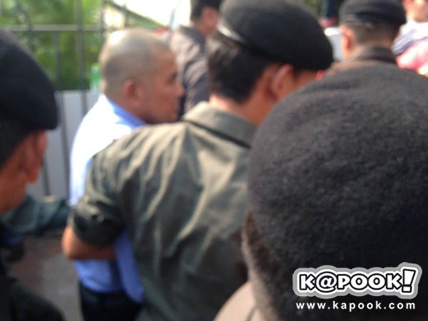 ทัพสื่อแน่นศาลทหาร รอฝากขังผู้ต้องหาแอบอ้างเบื้องสูงผลัดแรก ทัพสื่อแน่นศาลทหาร รอฝากขังผู้ต้องหาแอบอ้างเบื้องสูงผลัดแรก