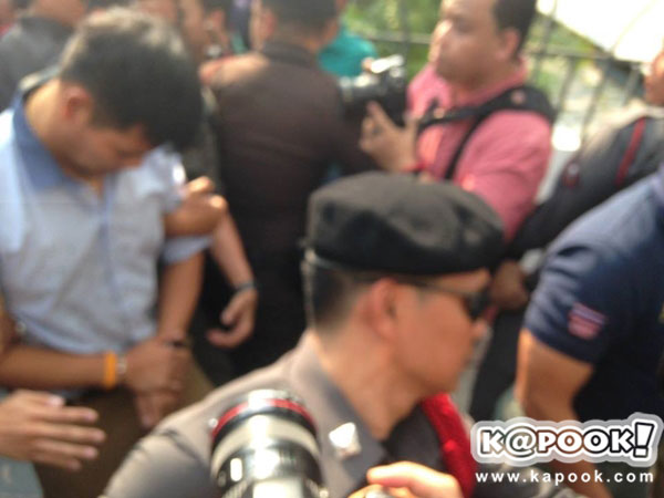 ทัพสื่อแน่นศาลทหาร รอฝากขังผู้ต้องหาแอบอ้างเบื้องสูงผลัดแรก ทัพสื่อแน่นศาลทหาร รอฝากขังผู้ต้องหาแอบอ้างเบื้องสูงผลัดแรก