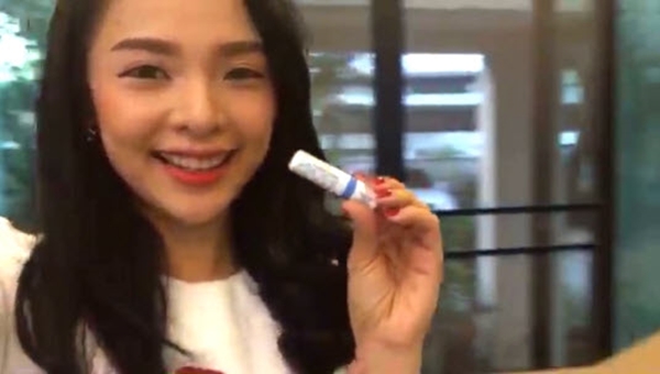 คนอะไร แค่ท่าดมยาดมก็ทำเอาใจละลายตายไปเลย คนอะไร แค่ท่าดมยาดมก็ทำเอาใจละลายตายไปเลย