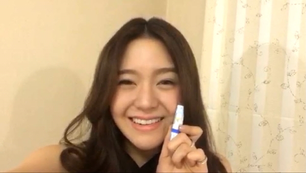 คนอะไร แค่ท่าดมยาดมก็ทำเอาใจละลายตายไปเลย คนอะไร แค่ท่าดมยาดมก็ทำเอาใจละลายตายไปเลย