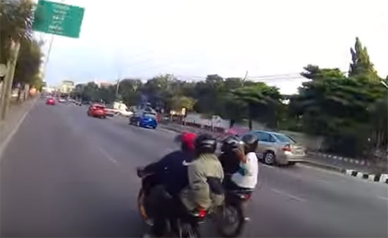 คลิปขี่จักรยานอยู่ดี ๆ โดนเด็กแว้นถีบเกือบล้ม แถมอัดคลิป คลิปขี่จักรยานอยู่ดี ๆ โดนเด็กแว้นถีบเกือบล้ม แถมอัดคลิป