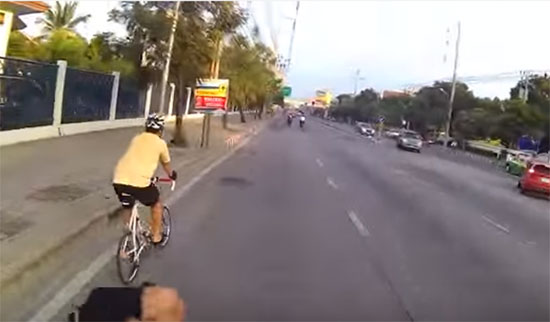 คลิปขี่จักรยานอยู่ดี ๆ โดนเด็กแว้นถีบเกือบล้ม แถมอัดคลิป คลิปขี่จักรยานอยู่ดี ๆ โดนเด็กแว้นถีบเกือบล้ม แถมอัดคลิป