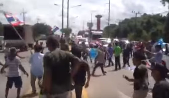 ปะทะเดือด ! ม็อบปิดสนามบินกระบี่ บาดเจ็บแล้ว 10 ราย ปะทะเดือด ! ม็อบปิดสนามบินกระบี่ บาดเจ็บแล้ว 10 ราย