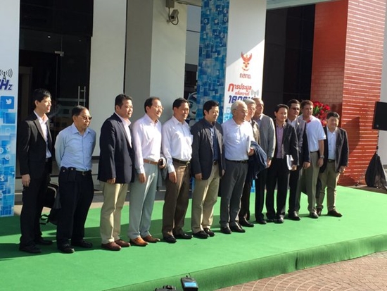 เปิดประมูล 4G เริ่มแล้ว ลุ้น 4 ค่ายมือถือ ใครจะเป็นผู้ชนะ เปิดประมูล 4G เริ่มแล้ว ลุ้น 4 ค่ายมือถือ ใครจะเป็นผู้ชนะ