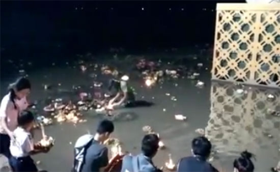 คลิปลอยกระทงไม่ถึง 2 เมตร เจอคนยืนเก็บเหรียญหน้าตาเฉย คลิปลอยกระทงไม่ถึง 2 เมตร เจอคนยืนเก็บเหรียญหน้าตาเฉย