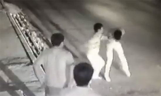 เปิดคลิปสุดโหด วัยรุ่นรุมสกรัมผิดตัว 6 ต่อ 1 คว้ากระถางทุ่มเหยื่อ ดับคาที่ เปิดคลิปสุดโหด วัยรุ่นรุมสกรัมผิดตัว 6 ต่อ 1 คว้ากระถางทุ่มเหยื่อ ดับคาที่