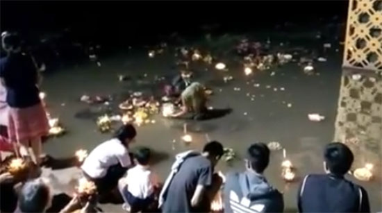 คลิปลอยกระทงไม่ถึง 2 เมตร เจอคนยืนเก็บเหรียญหน้าตาเฉย คลิปลอยกระทงไม่ถึง 2 เมตร เจอคนยืนเก็บเหรียญหน้าตาเฉย